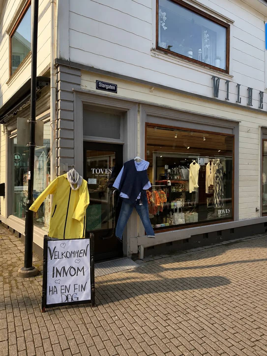 Fasaden til Toves på hjørnet i Storgaten, med «Velkommen innom»-skilt ved inngangen