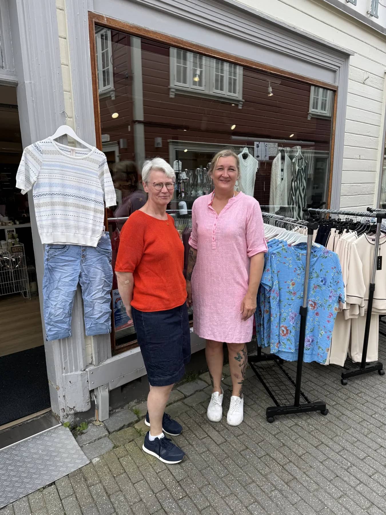 To av de ansatte hos Toves utenfor butikken i Egersund en sommerdag